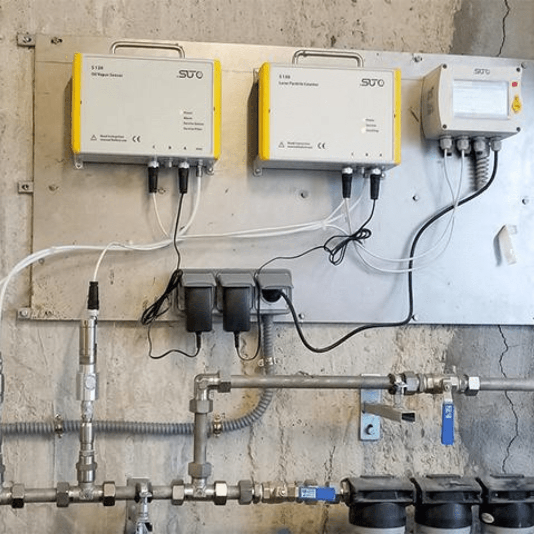 Monitoreo en línea con dos sensores S130 Instalación de dos sensores S130 en la línea de aire comprimido, permitiendo la vigilancia simultánea de la calidad del aire en distintos puntos del sistema