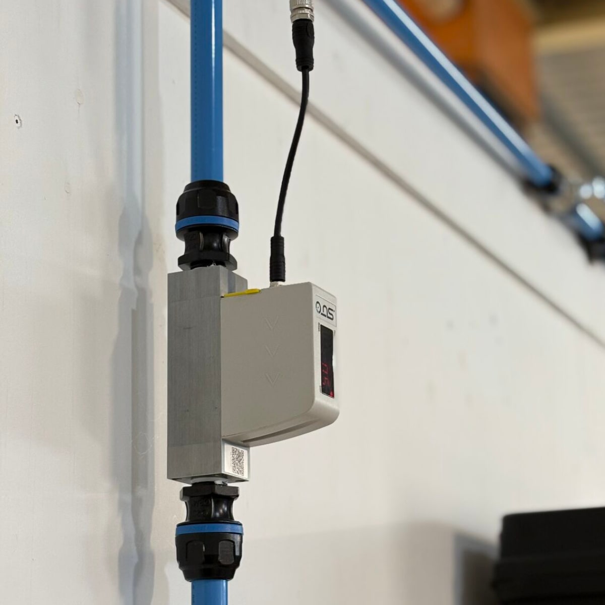 S418-V instalado en línea, diseñado para medición directa de caudal y presión en aplicaciones de vacío.