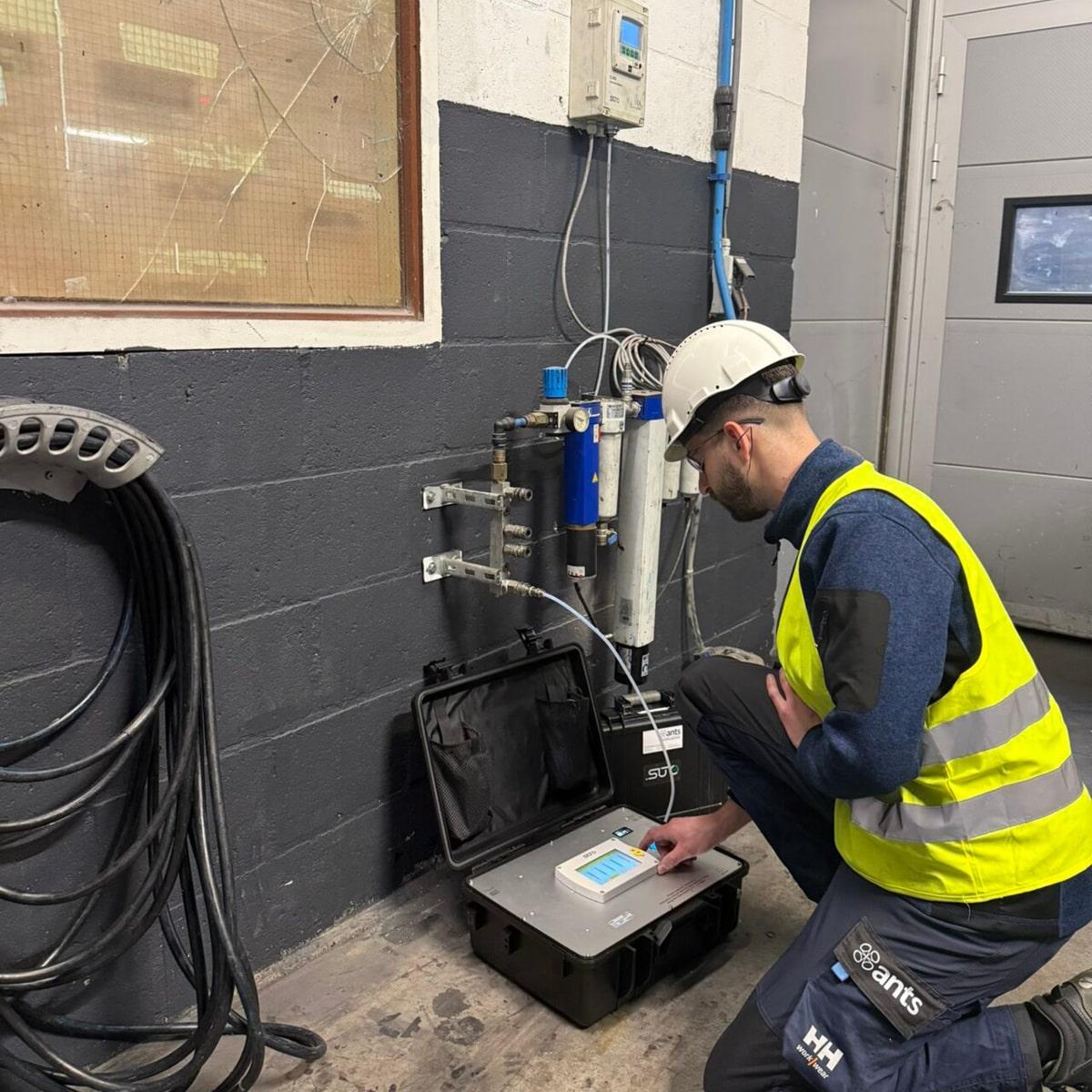 Aplicación en campo del Analizador Portátil S605 evaluando la calidad del aire respirable en instalaciones industriales.