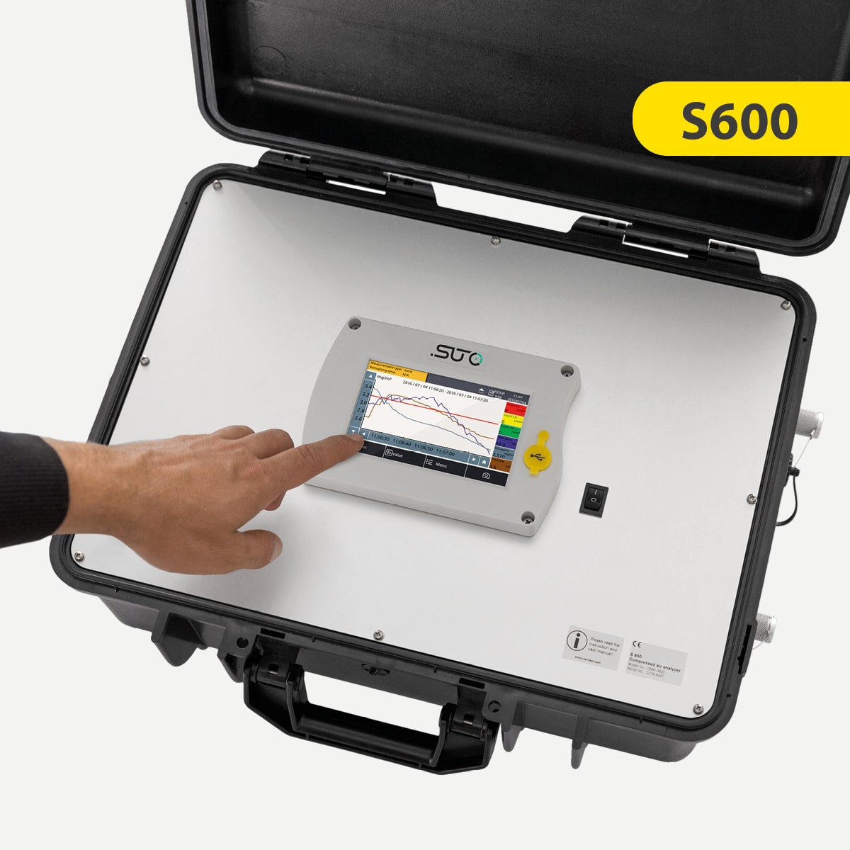 Técnico utilizando el analizador SUTO iTEC S600 en planta farmacéutica
