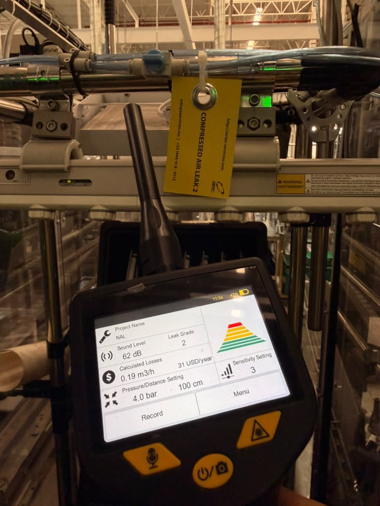 Auditor inspeccionando conexiones neumáticas con detector ultrasónico SUTO iTEC S531