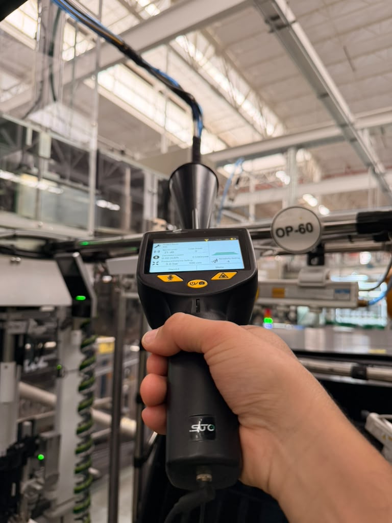 Inspector usando SUTO S531 para detectar fugas en red de aire comprimido planta automotriz