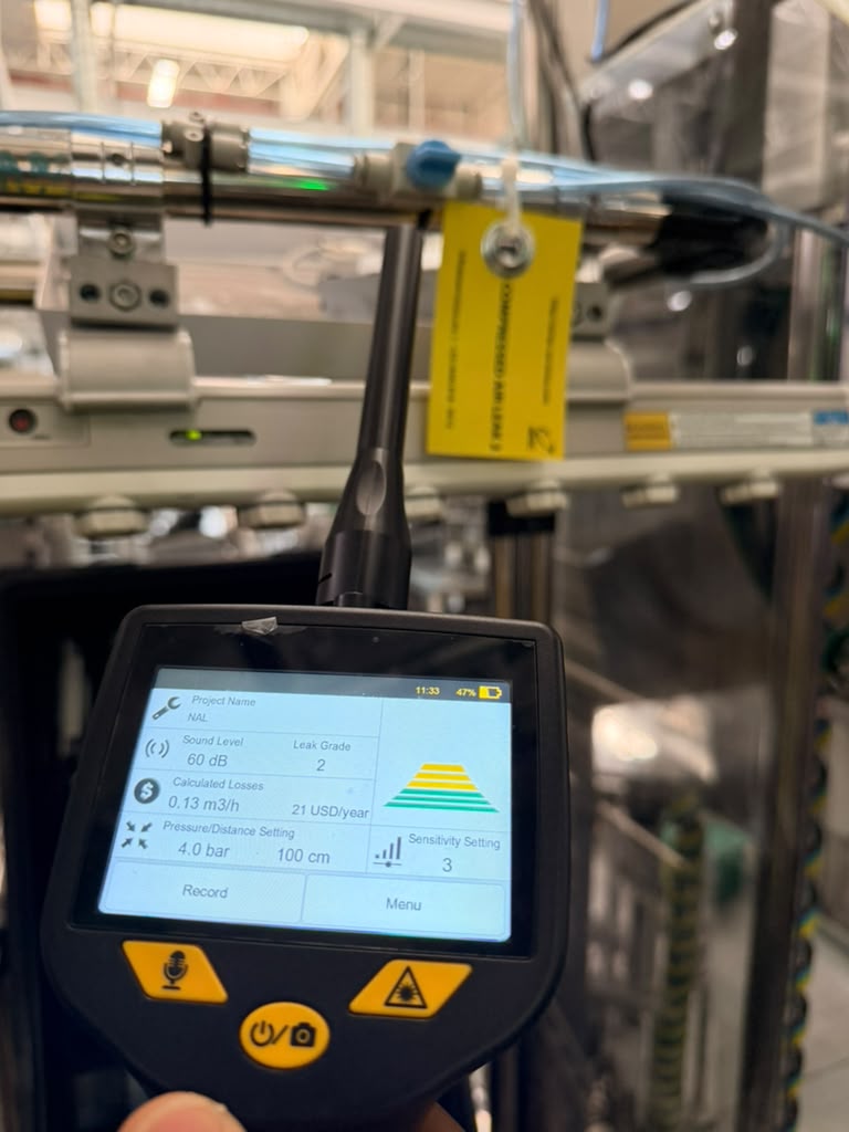 Detector ultrasónico SUTO S531 mostrando fuga de 0.13 m3/h en línea de producción automotriz