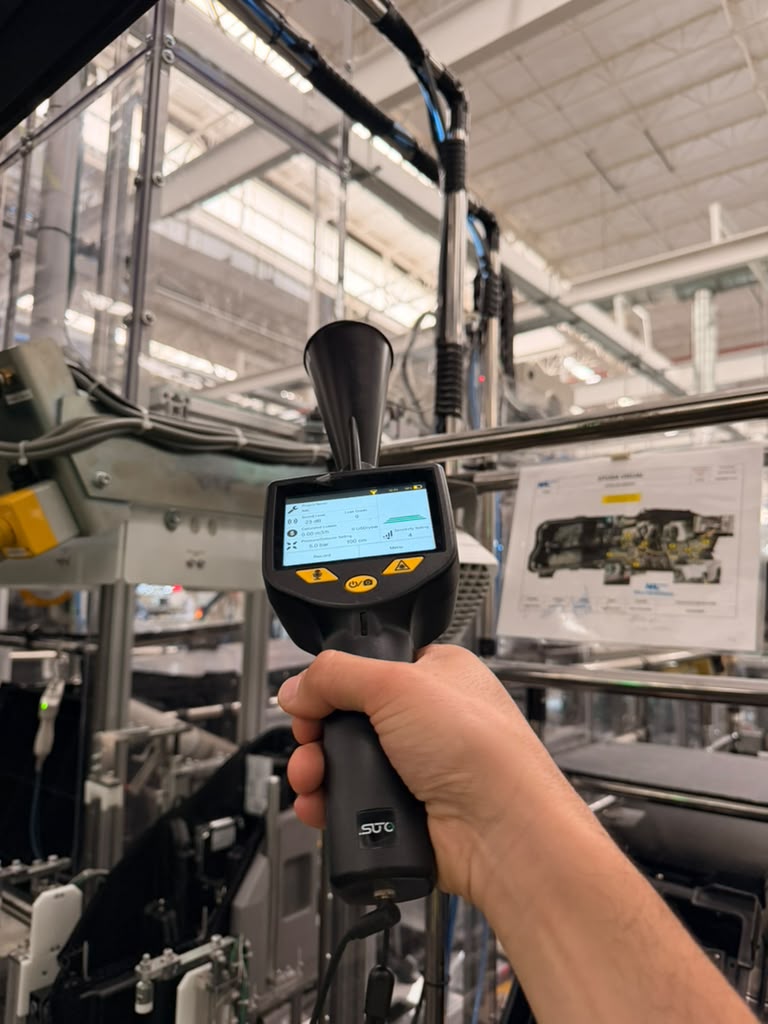 Auditoría de fugas de aire comprimido con detector SUTO S531 en planta automotriz